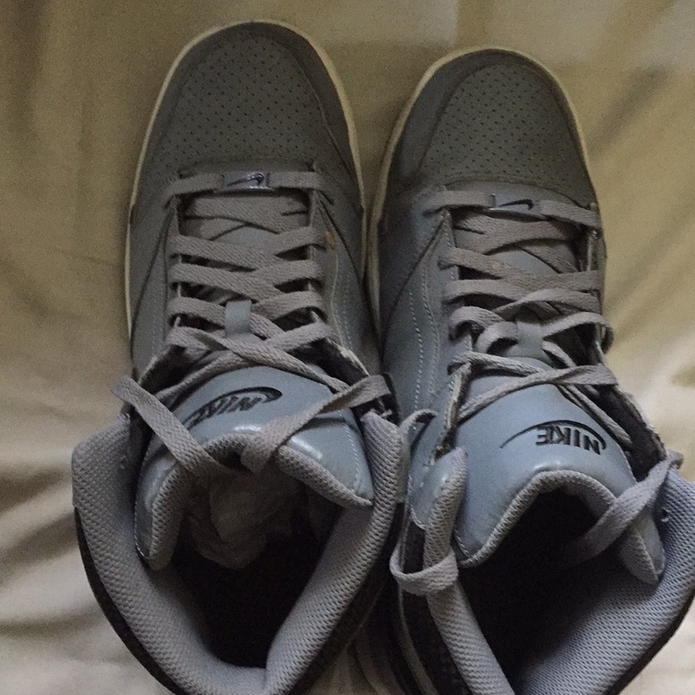Men’s athletic shoes